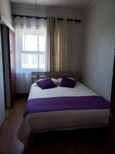 Kama o mga kama sa kuwarto sa Hostal Arrayan