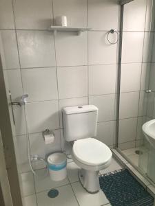 une petite salle de bain avec toilettes et lavabo dans l'établissement BrunoApartamentos Recife - Boa Vista - Apt 1203 (temporada), à Récife 34 autres photos