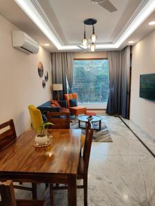 ein Wohnzimmer mit einem Tisch und einem Sofa in der Unterkunft Aura Home Stay in Mohali