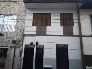 a building with windows on the side of it at Cómodos y acogedores Apartaestudios - Manizales in Manizales