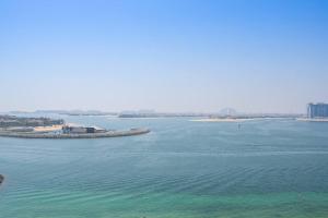 une vue aérienne sur une grande étendue d'eau dans l'établissement Veluxa - Luxe Beach Vista 2 Bed, à Dubaï