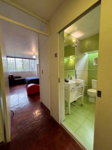 y baño con lavabo y aseo. en Habitación amplia e indep c/ jacuzzi, céntrica., en Ciudad de México