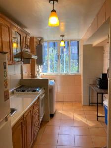 una cocina con fregadero y estufa horno superior en Habitación amplia e indep c/ jacuzzi, céntrica., en Ciudad de México 21 fotos más