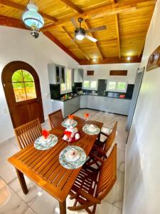 - une salle à manger avec une table et des chaises en bois dans l'établissement Fantástico espacio para alojarse, à Puerto Palenque