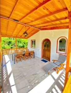 d'une grande terrasse avec des chaises et un plafond en bois. dans l'établissement Fantástico espacio para alojarse, à Puerto Palenque
