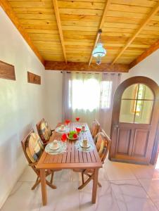 une table en bois avec des chaises et un plafond en bois dans l'établissement Fantástico espacio para alojarse, à Puerto Palenque