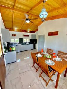 uma cozinha e sala de jantar com mesa e cadeiras em Fantástico espacio para alojarse em Puerto Palenque