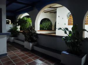 patio z doniczkami w budynku w obiekcie Finca Campuzano w mieście Turbaco