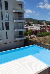 a swimming pool on the side of a building at Accarezza in Villa Carlos Paz