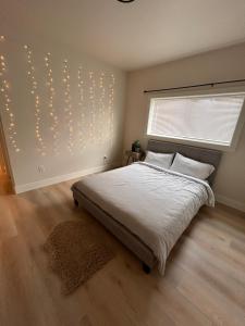 Llit o llits en una habitació de New & Beautiful Home - Downtown Vancouver Unit 1