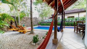 un complejo con hamaca y piscina en Casa tropical - Fabulous tropical house en Tamarindo