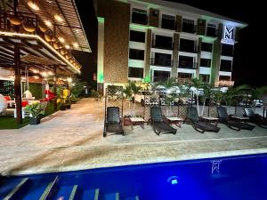 uma piscina em frente a um hotel à noite em Katamar em Manta