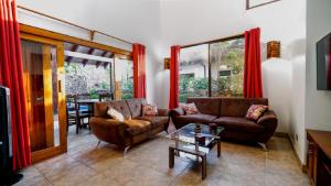 salon z 2 kanapami i stołem w obiekcie Casa tropical - Fabulous tropical house w mieście Tamarindo