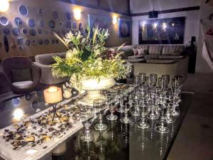 um grupo de copos de vinho numa mesa num quarto em Recanto da Família em Guaratuba