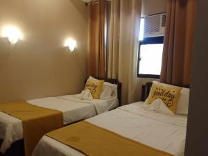 um quarto de hotel com duas camas e uma janela em SEAVIEW INN em Catbalogan