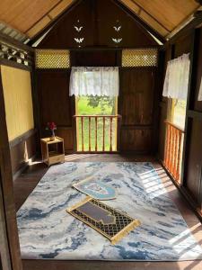 ein großes Zimmer mit einem großen Teppich auf dem Boden in der Unterkunft Kampung House (Minang) in Hulu Yam, Batang Kali in Batang Kali