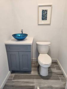 Black Point的住宿－Turquoise Escapes，一间带卫生间和蓝色水槽的浴室