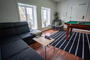 a living room with a couch and a pool table at Stavanger BnB 15 by Berti's ( Centrum, Sauna, Billiard, Airport Shuttle) in Stavanger