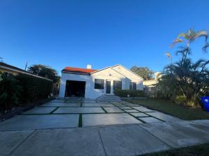una casa bianca con tetto rosso di Cozy room in a quiet home a Miami