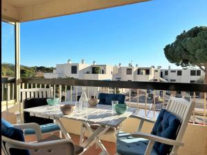 stół i krzesła na balkonie z widokiem w obiekcie Appartement T2 au cœur de la Favière, terrasse, parking, à 100m de la plage et des commerces - FR-1-251-460 w mieście Bormes-les-Mimosas