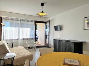 salon z kanapą i stołem w obiekcie Appartement T2 au cœur de la Favière, terrasse, parking, à 100m de la plage et des commerces - FR-1-251-460 w mieście Bormes-les-Mimosas