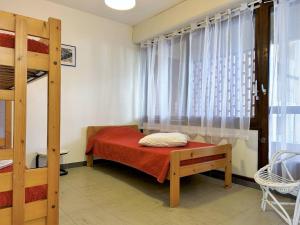 ein Schlafzimmer mit einem Bett und einem Etagenbett in der Unterkunft Appartement Bormes-les-Mimosas, 2 pièces, 5 personnes - FR-1-251-460 in Bormes-les-Mimosas