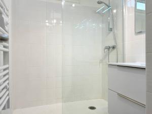 łazienka z prysznicem i szklanymi drzwiami w obiekcie Appartement T2 au cœur de la Favière, terrasse, parking, à 100m de la plage et des commerces - FR-1-251-460 w mieście Bormes-les-Mimosas