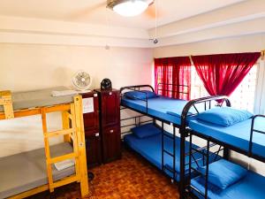 Bunk bed o mga bunk bed sa kuwarto sa Hostal El Rio