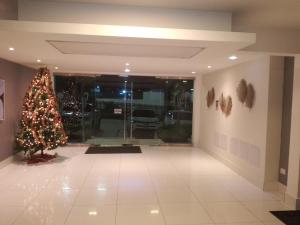 uma árvore de Natal no meio de uma sala em Tu torre monumental Vl em Santiago de los Caballeros
