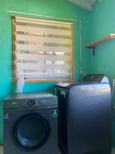 uma máquina de lavar roupa e uma máquina de lavar roupa num quarto em Cabaña a metros de playa em Valdivia