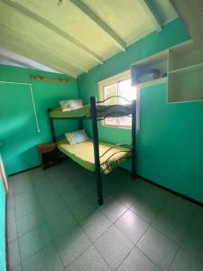 um quarto com 2 beliches e uma janela em Cabaña a metros de playa em Valdivia