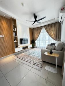 sala de estar con sofá y ventilador de techo en Chahya Embun @Putrajaya, en Putrajaya