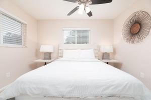 een witte slaapkamer met een bed en een plafondventilator bij The Retreat 1 - Wilton Manors in Fort Lauderdale