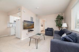 een woonkamer met een bank en een tafel bij The Retreat 1 - Wilton Manors in Fort Lauderdale