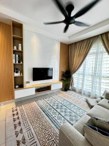 sala de estar con TV de pantalla plana y ventilador de techo en Chahya Embun @Putrajaya, en Putrajaya