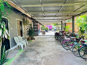 una fila de bicicletas estacionadas al lado de un edificio en Koh Jum Bungalow & Hostel, en Ko Jum