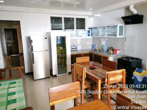Kjøkken eller kjøkkenkrok på Tropicasa Siquijor Seafront Guest House