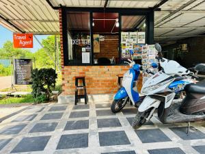 una moto aparcada frente a un restaurante en Koh Jum Bungalow & Hostel, en Ko Jum