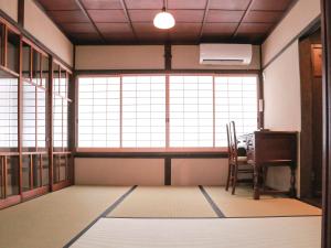 an empty room with a desk and a window at 京町家お宿・花 in Kyoto +75 photos