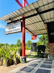 un poste rojo con un cartel en una gasolinera en Koh Jum Bungalow & Hostel, en Ko Jum