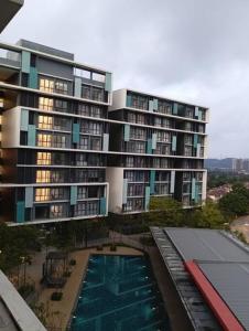 Un gran edificio con una piscina en frente. en Sepang KLIA Studio by Impian SuiteHomestay, en Sepang