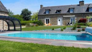 - une piscine en face d'une maison dans l'établissement Le ruset, à Saint-Donan