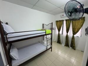 Pokój z 2 łóżkami piętrowymi i wentylatorem w obiekcie Homestay Cikgu Iqa (Muslim) w mieście Kuala Kangsar