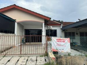 dom w budowie z znakiem przed nim w obiekcie Homestay Cikgu Iqa (Muslim) w mieście Kuala Kangsar