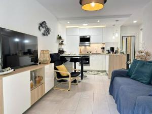 uma sala de estar e cozinha com um sofá e uma mesa em Appartement Bormes-les-Mimosas, 3 pièces, 5 personnes - FR-1-251-575 em Bormes-les-Mimosas