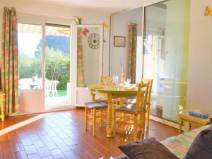 a dining room with a table and chairs and a window at Appartement Le Lavandou, 2 pièces, 4 personnes - FR-1-251-573 in Le Lavandou