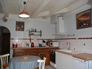 Кухня або міні-кухня у Gîte Chambourg-sur-Indre, 6 pièces, 11 personnes - FR-1-381-558
