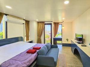 sypialnia z dużym łóżkiem i telewizorem w obiekcie Goldsmith Bangkok Residence w mieście Bangkok