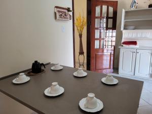 uma mesa com quatro chávenas e pires em Casa espaçosa com linda piscina em Porto Velho
