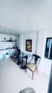 a living room with a table and a chair at Estudio KliBeño in Cartagena de Indias